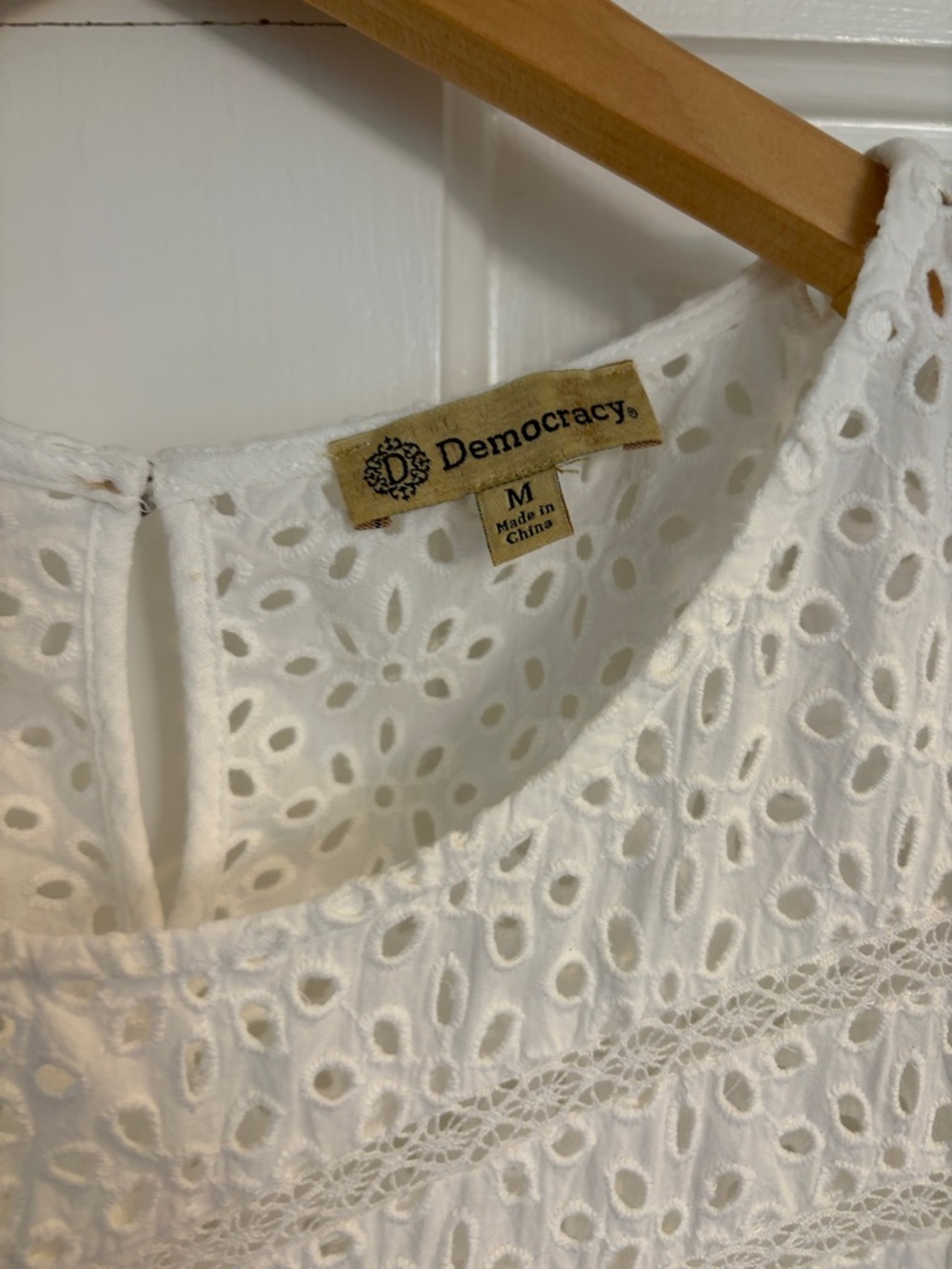 Democracy White Eyelet Yoke Cap Sleeve Top Size Medium - Picture 2 of 6